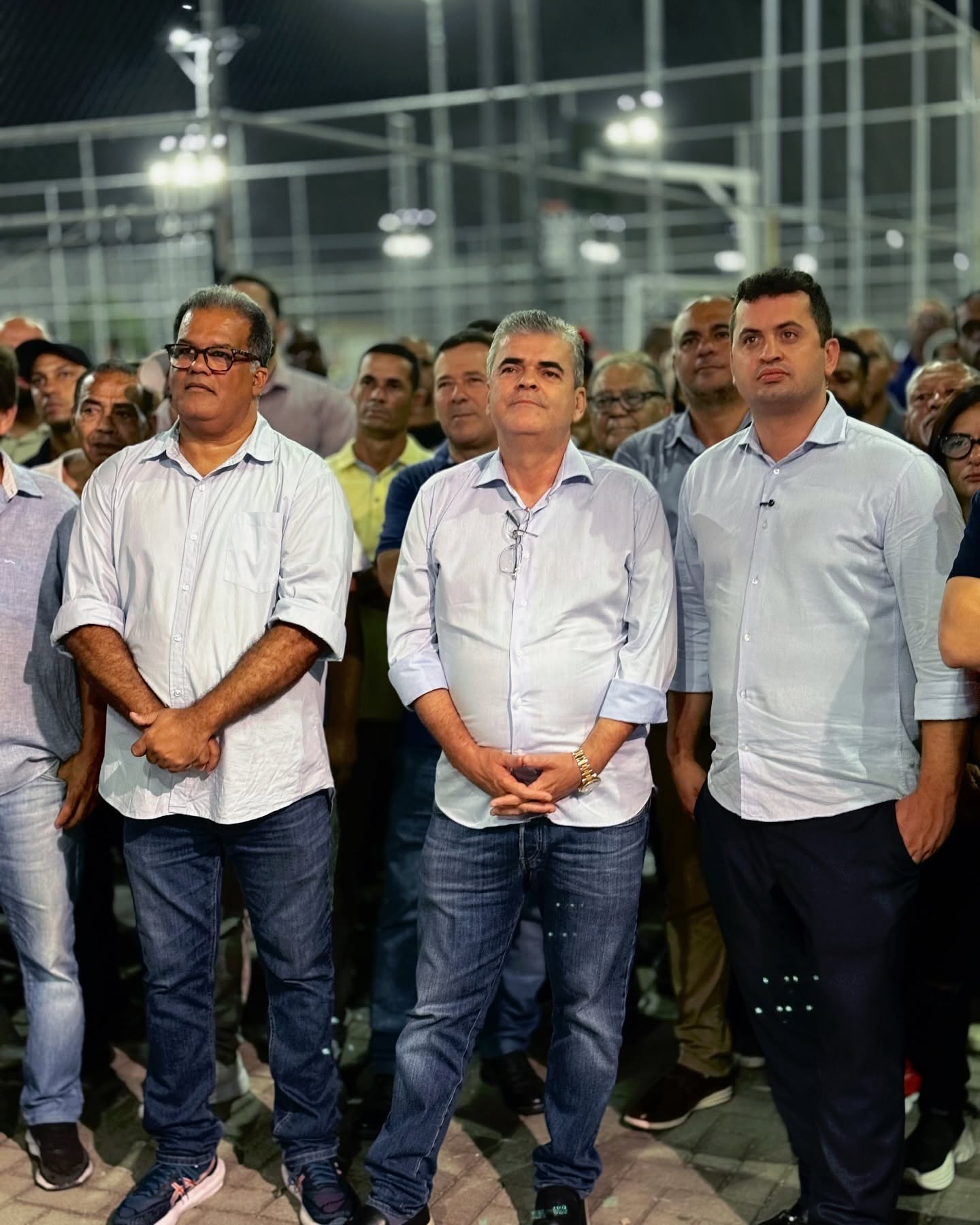 Vereador em evento noturno com apoiadores